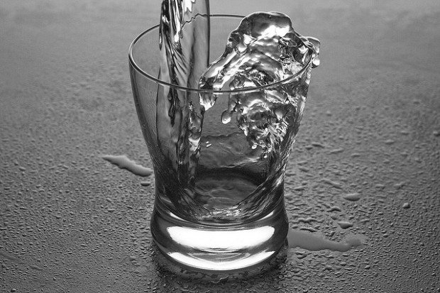 water pour glass splash