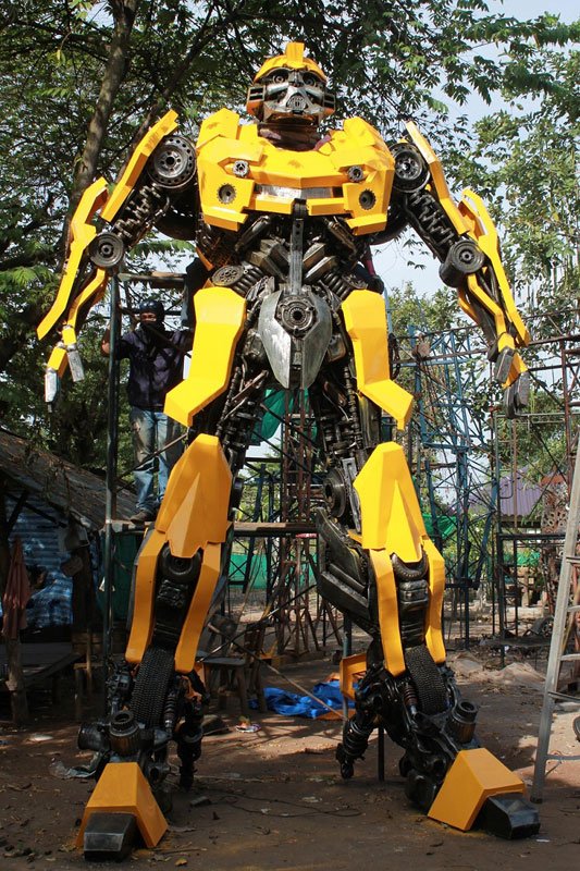 giant-transformers-made-from-old-car-parts-1