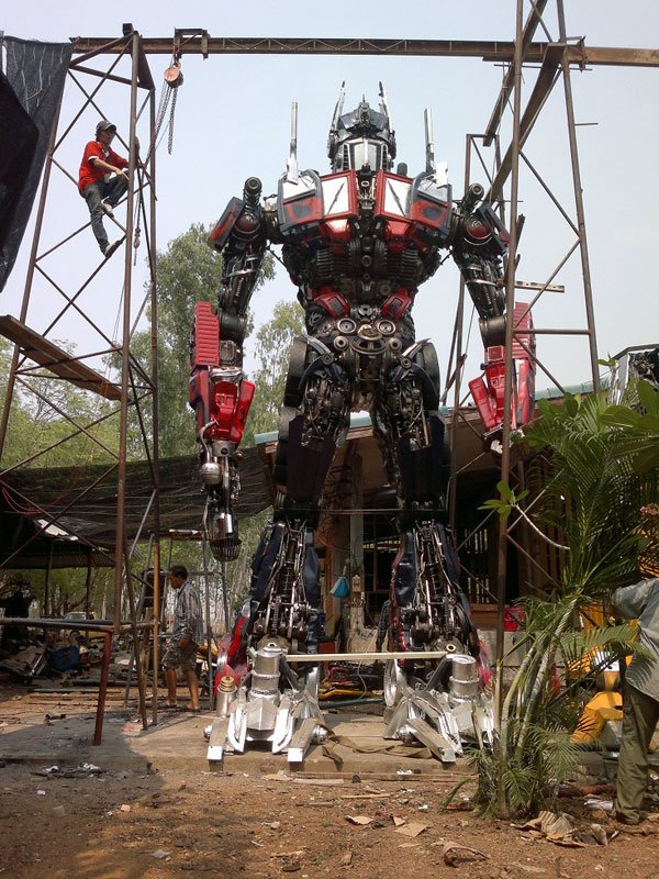 giant-transformers-made-from-old-car-parts-7